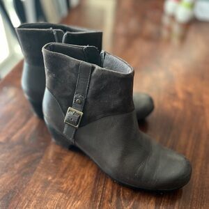 Clarks Ingalls Dover Brown Leather Buckle Ankle Boots Side Zip,‎ Size 7.5M